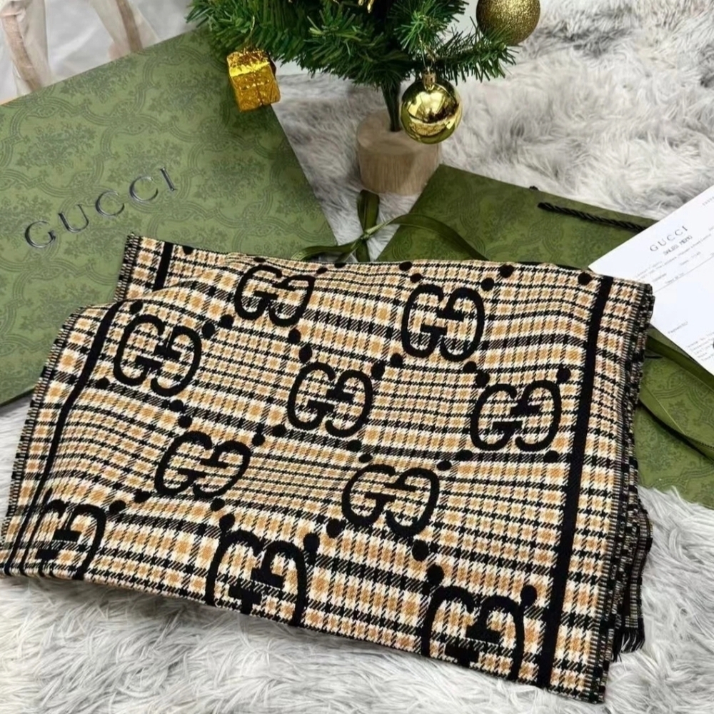 Bnwt Box Gucci Tan and Black Plaid Reversable Scarf